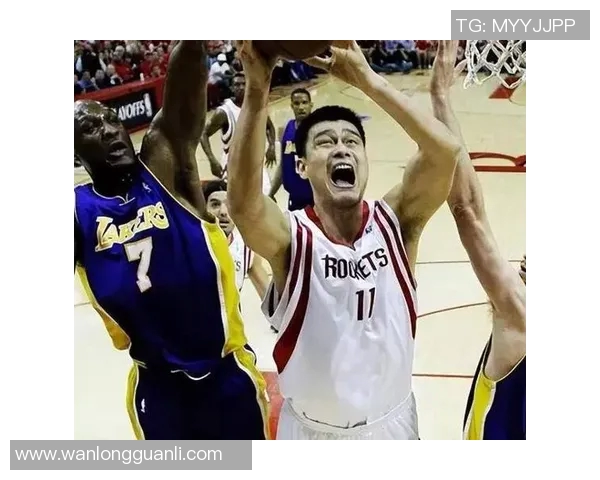 姚明在赛场上喝水的精彩瞬间与背后的故事分享