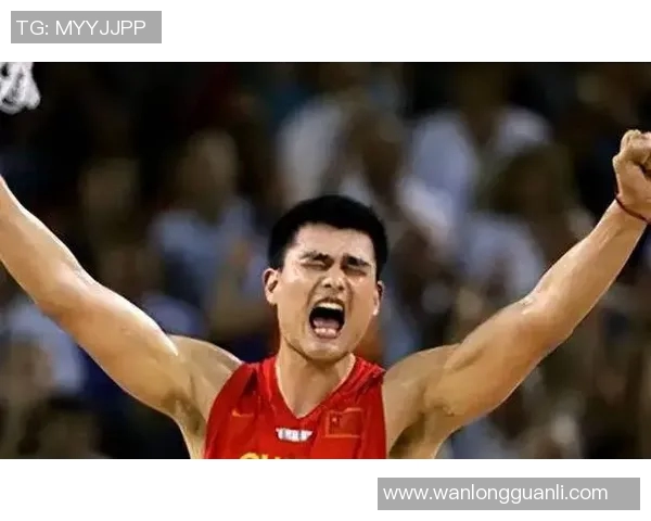 姚明身穿背心的经典瞬间展现篮球巨星风采与运动魅力