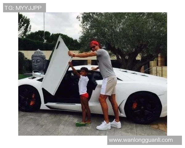 足球明星与奔驰的奢华生活揭秘:他们的座驾背后故事与魅力 足球明星与奔驰的奢华生活揭秘:他们的座驾背后故事与魅力