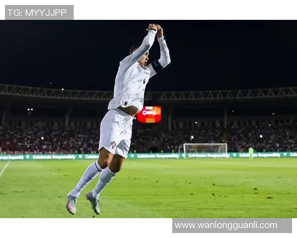 黑色足球明星的传奇之路与无畏精神的完美结合