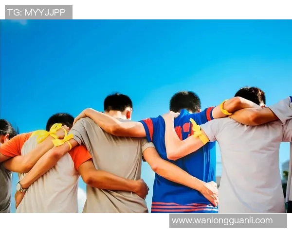 篮球明星击掌瞬间展现团结与友谊的力量激励年轻球员追逐梦想